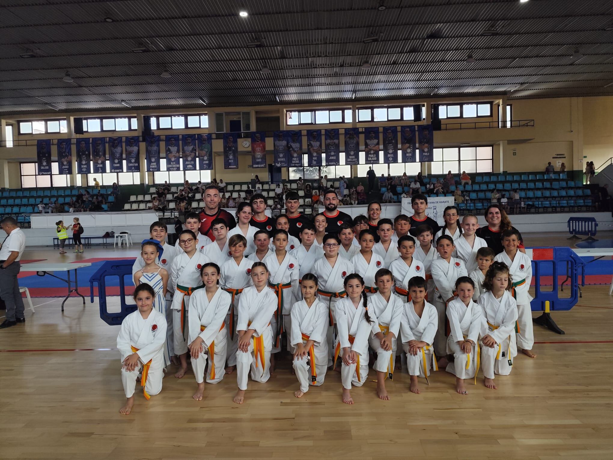 Foto de familia de los deportistas del Club Dakentai y la Escuela Municipal de karate