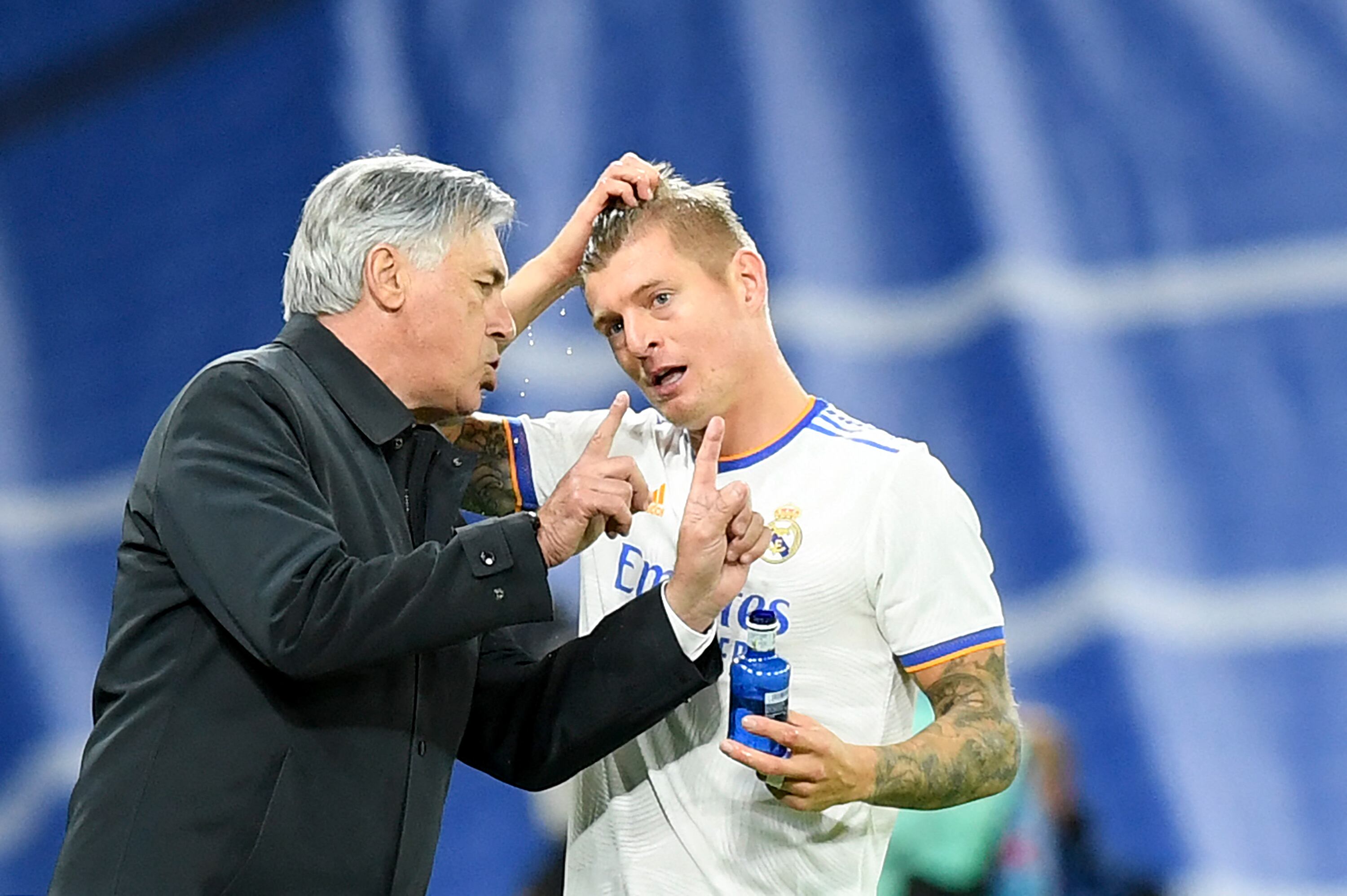 Kroos, con Ancelotti, durante un partido de esta temporada