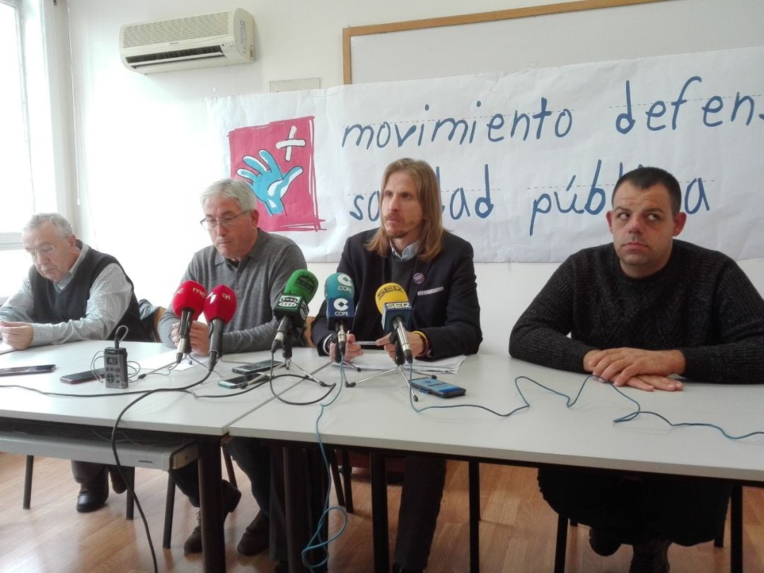 El líder regional de Podemos, Pablo Fernández, junto a representantes del Movimiento en Defensa de la Sanidad Pública