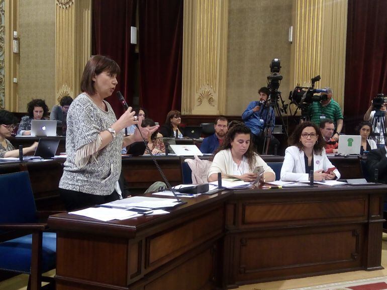 Armengol en una intervención en el Parlament