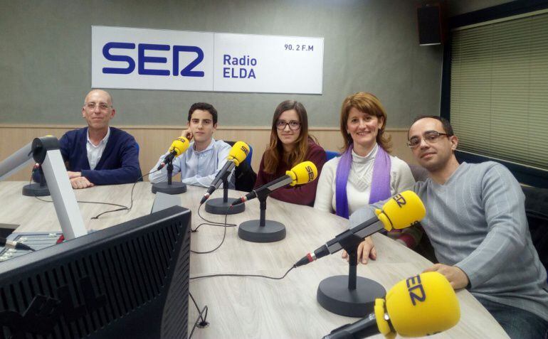 Imagen de la última visita a Radio Elda de los padres y niños eldense del programa ESTALMAT 