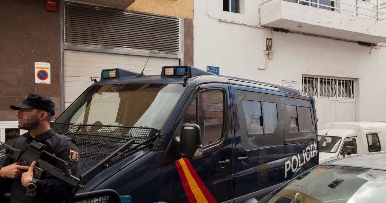  Edificio de la Comunidad Musulmana de Granadilla de Abona en Tenerife, donde se está procediendo a su registro por parte de la Policía Nacional, tras detener a tres ciudadanos marroquíes relacionados presuntamente por financiaciación y encubrimiento de t