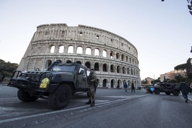 Un soldado italiano vigila junto al Coliseo el centro de Roma durante los preparativos para Nochevieja.