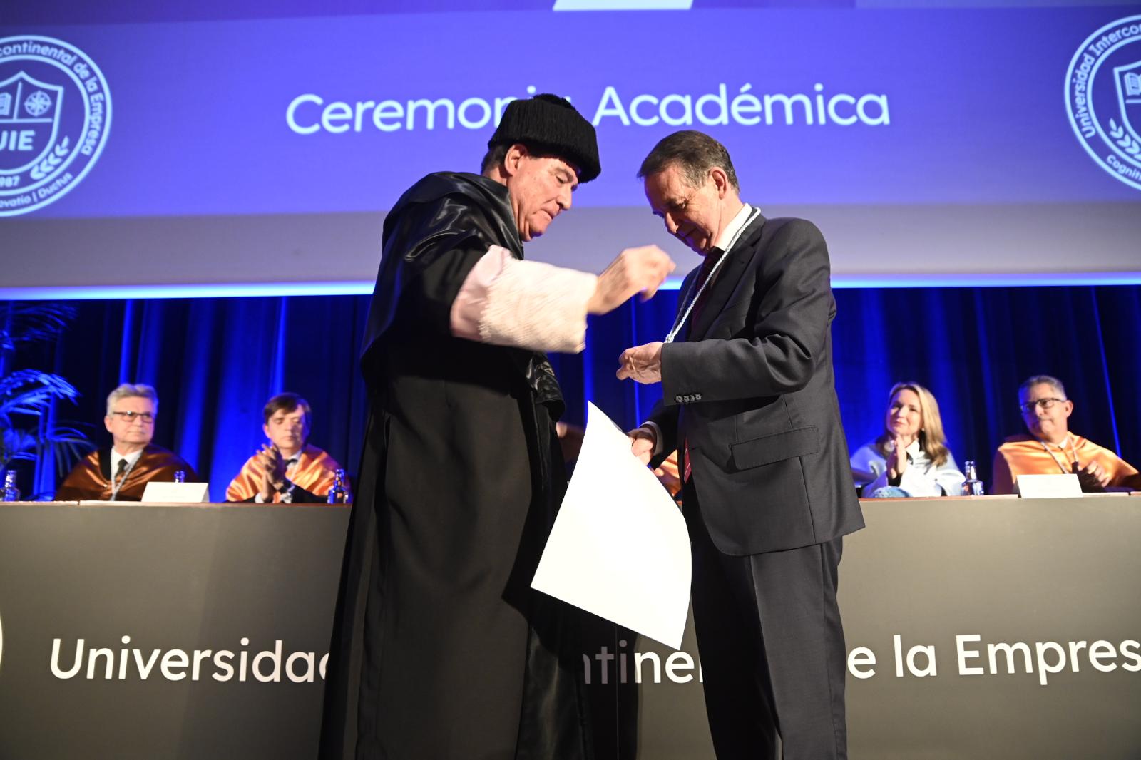 Miguel Angel Escotet entrega la Medalla a Abel Caballero