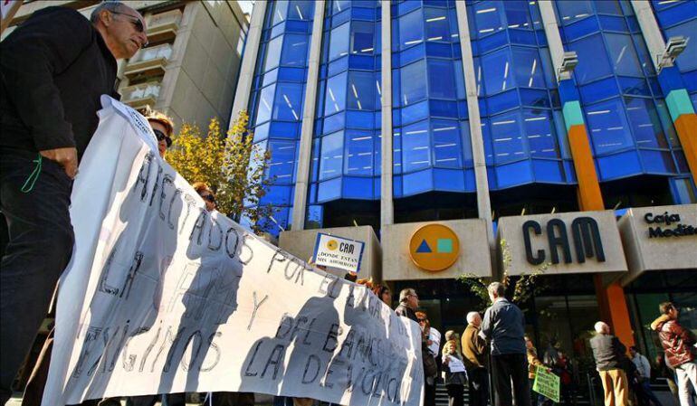 Protesta ante la sede de Alicante de la antigua CAM 