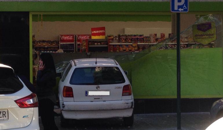 El vehículo ha colisionado frontalmente contra el escaparate.