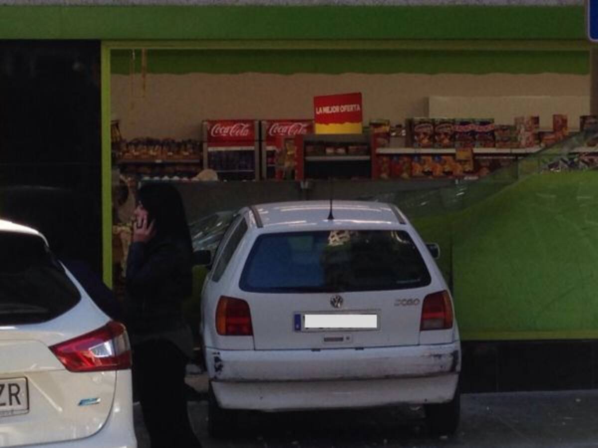 Un coche se empotra contra una cristalera en Barón de Cárcer