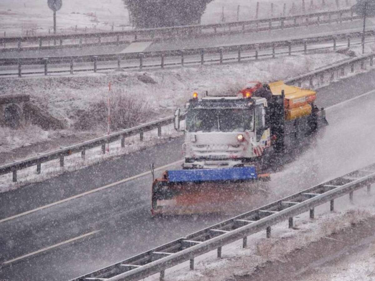 La nieve obliga a cortar el paso de camiones por la A-67