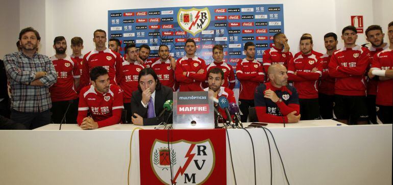 La plantilla del Rayo ha comparecido junto al presidente y al entrenador para desmentir que hubiera cualquier irregularidad en el partido ante la Real Sociedad.