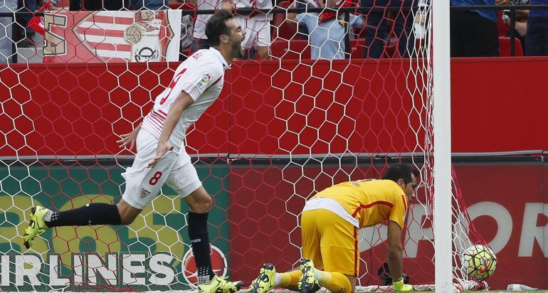 Iborra celebra el segundo gol del Sevilla ante la mirada de Bravo