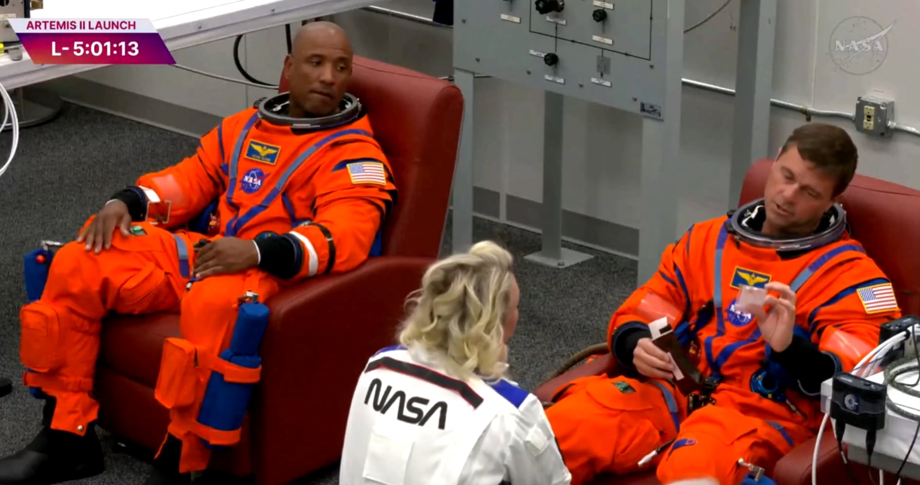 El momento más simbólico del despegue de Artemis II: los astronautas guardan objetos personales para su viaje a la Luna