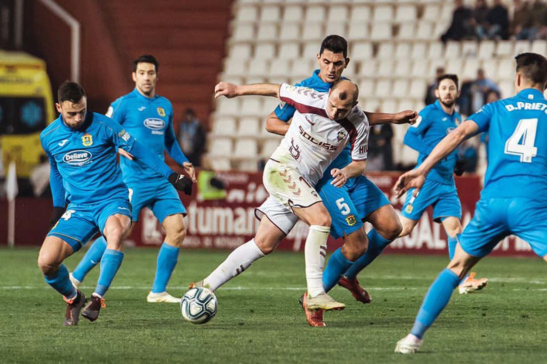 Zozulia (Albacete B.) y Juanma Marrero (CF Fuenlabrada) pugnan por un balón sobre el cesped del Carlos Belmonte.