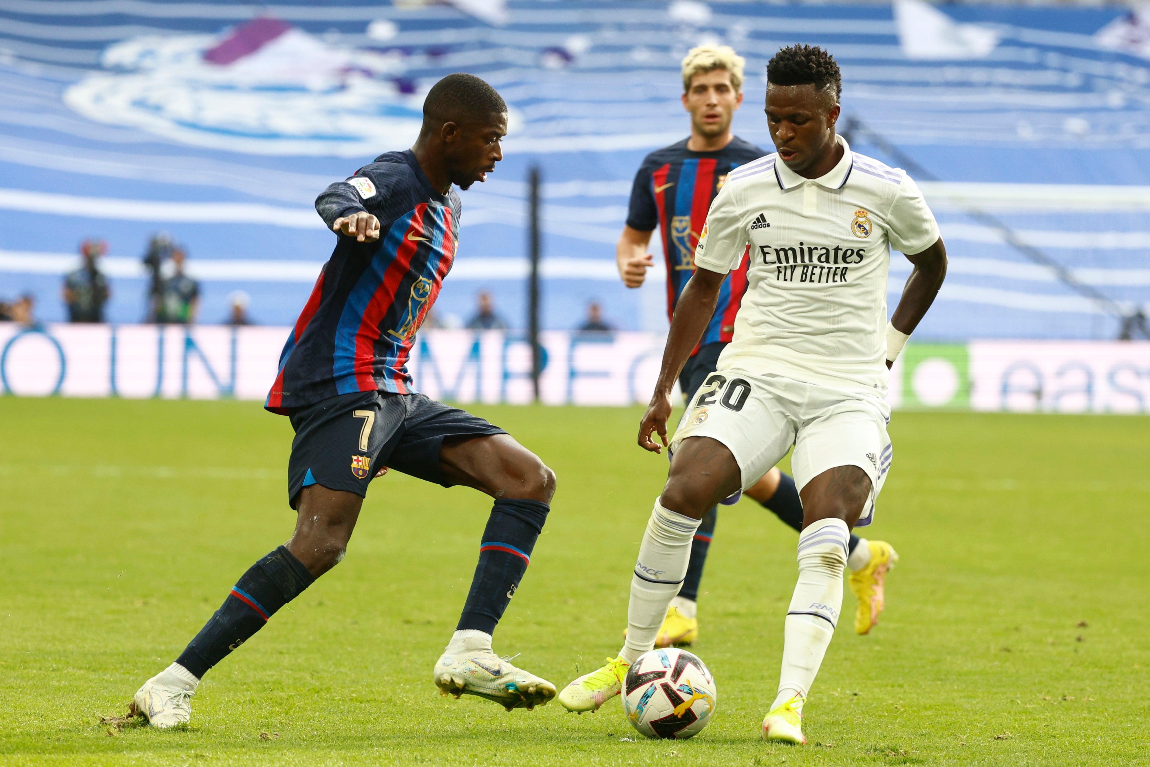 Ousmane Dembélé y Vinícius Jr durante un Real Madrid - FC Barcelona de LaLiga.