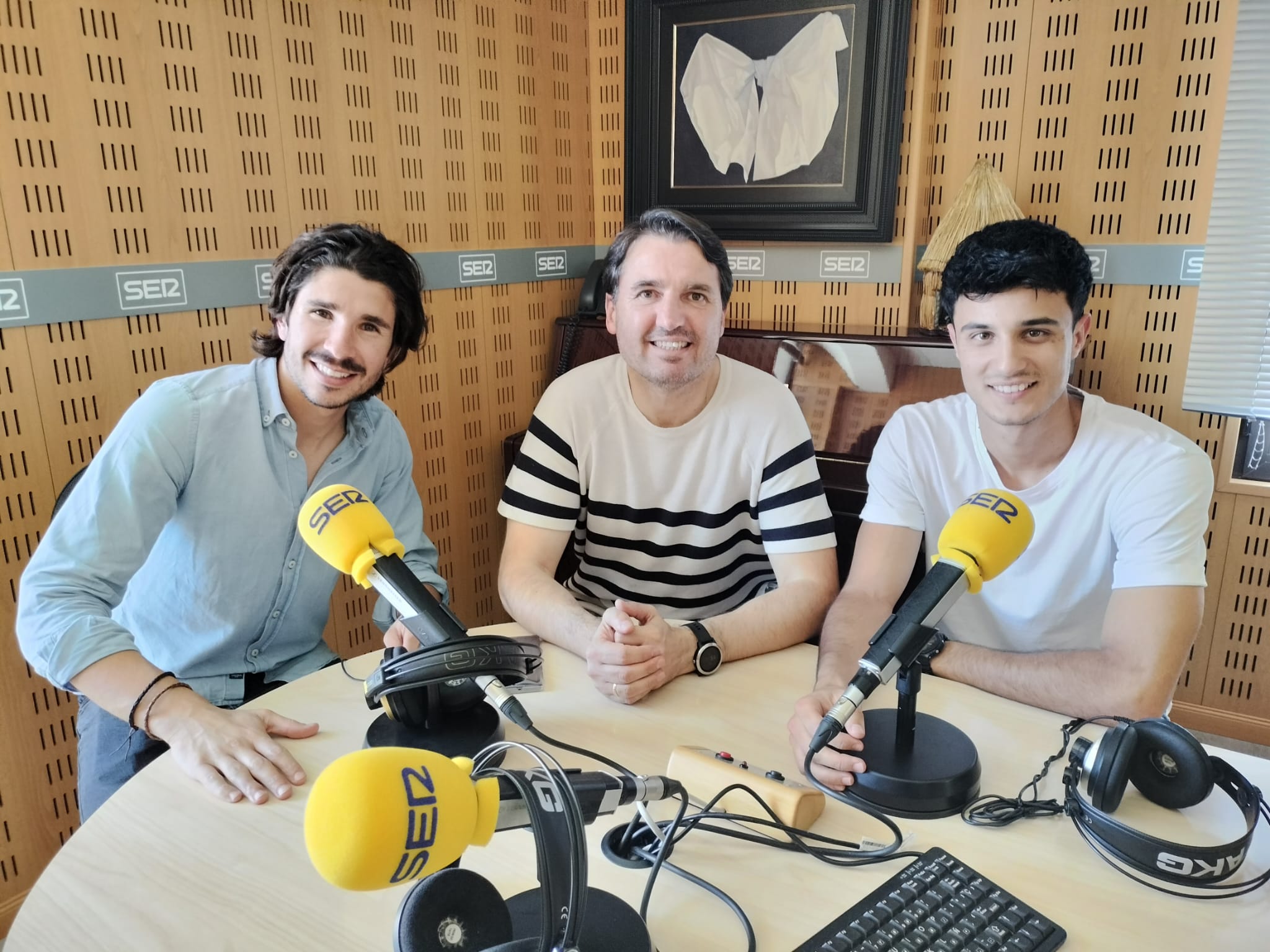 El centrocampista Alejandro Balsera, el técnico José María Cidoncha y el meta Moi Ortega, en los estudios de la SER en Badajoz.