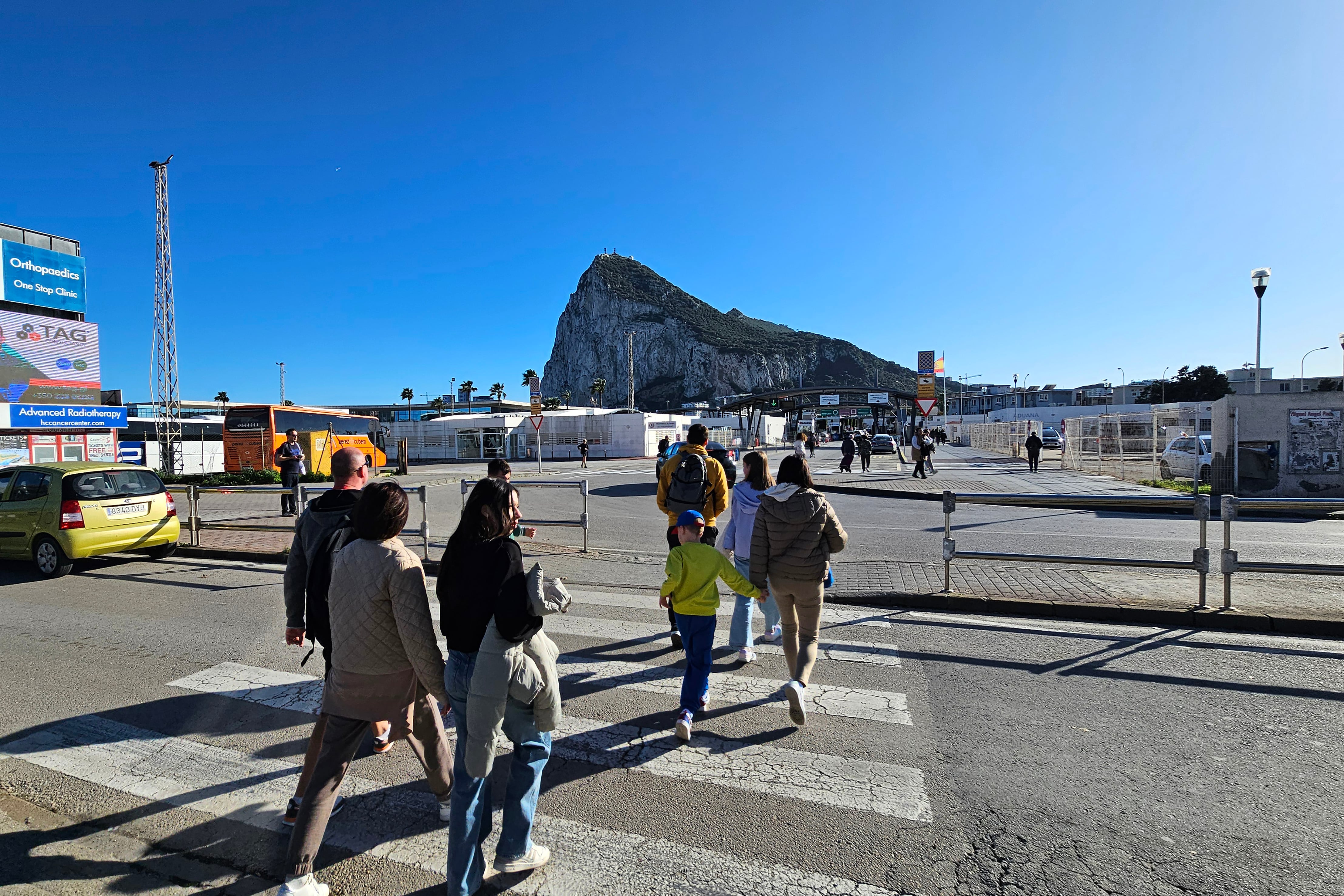 GIBRALTAR, 31/01/2025.- Varias personas cruzan el aeropuerto de Gibraltar, tras cumplirse 5 años de la entrada del Brexit. Cinco años después de la entrada en vigor del Brexit, la cuestión del encaje de Gibraltar sigue en el aire, es el último escollo del proceso y hasta hay quien le ha puesto un nombre propio: el &quot;Gibrexit&quot;. La peculiar situación de la que se considera la última colonia europea, un Peñón con una importe situación estratégica, en el paso entre el Mediterráneo y el Atlántico, y entre África y Europa, que España cedió a Reino Unido en el Tratado de Utrecht en 1713, ha convertido a Gibraltar en una las piezas más difíciles de resolver, dentro del ya de por si complicado Brexit. Gibraltar fue el lugar en el que la opción de separarse de la UE en el referéndum de 2016 obtuvo menos votos. Un 95,9 % de los votantes votaron en contra. EFE/A.Carrasco Ragel.
