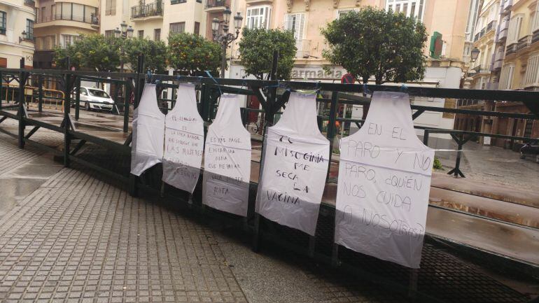 Primeros carteles colgados por el movimiento feminista en la plaza del Palillero en el 8-M en Cádiz