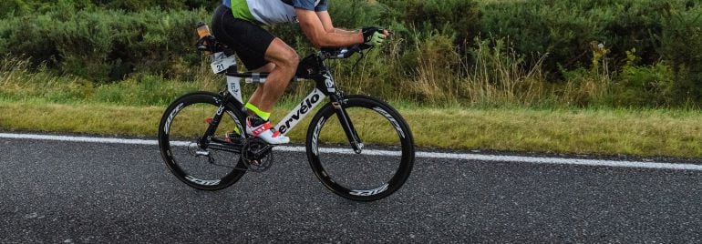 Ciclista en carretera