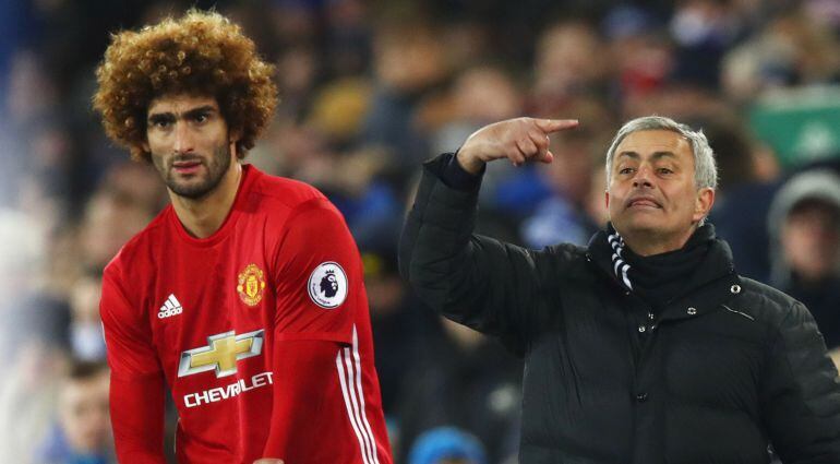 Mourinho y Fellaini, justo antes del ingreso del belga en el campo