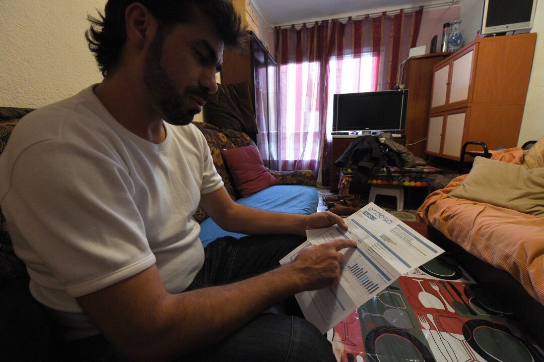 Imagen de archivo de un afectado por la pobreza energética, mostrando su factura