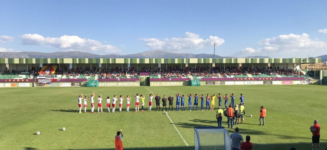 Los dos equipos saludan desde el centro del campo en el derbi de la primera vuelta en La Albuera