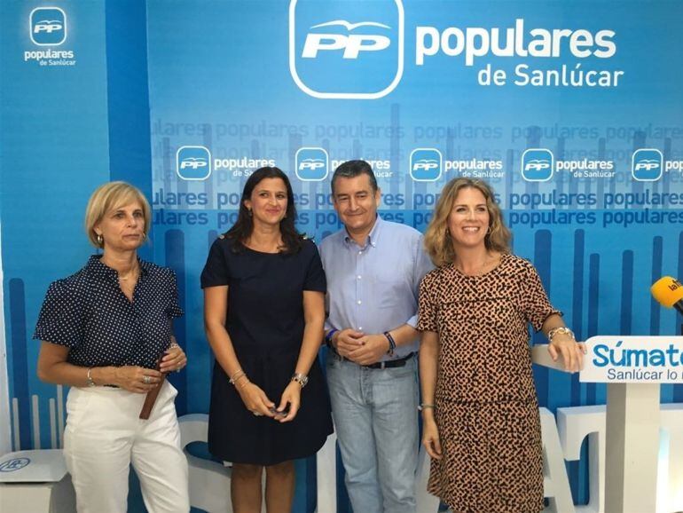 Carmen Pérez Becerra acompañada por los los dirigentes del PP en Cádiz