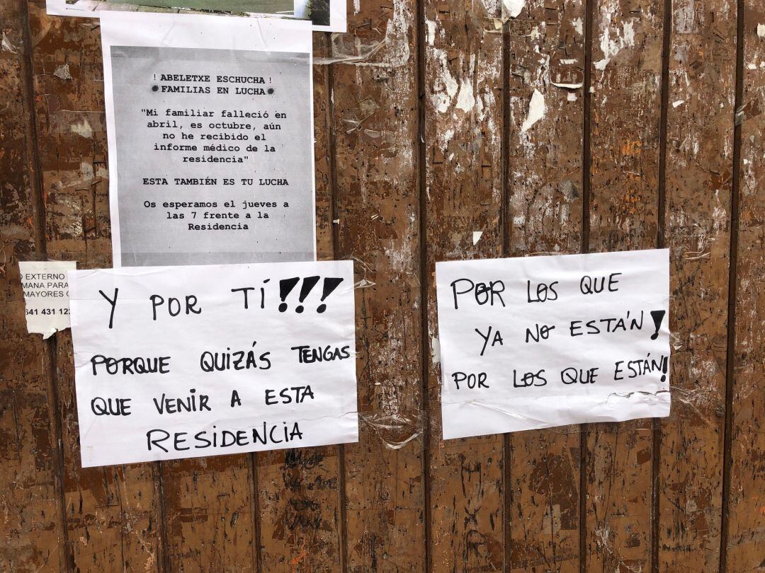 Carteles en una calle de Ermua, colocados por familiares de las personas ingresadas en la residencia Abeletxe