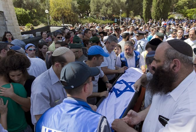 El cuerpo de Naftali Frenkel, uno de los tres jóvenes israelíes asesinados en Cisjordania presuntamente por un comando de Hamás, es transportado durante la ceremonia del funeral