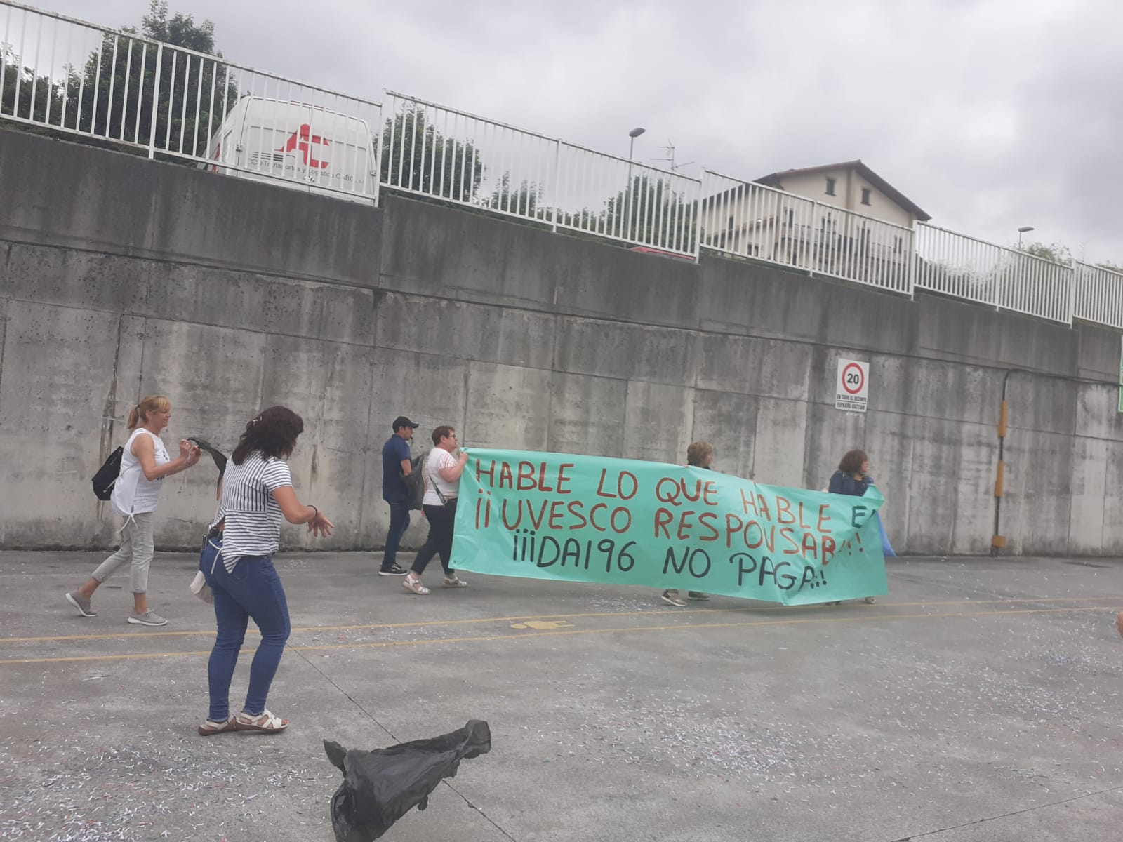 Trabajadoras de la limpieza entran en la sede de Uvesco en Irun