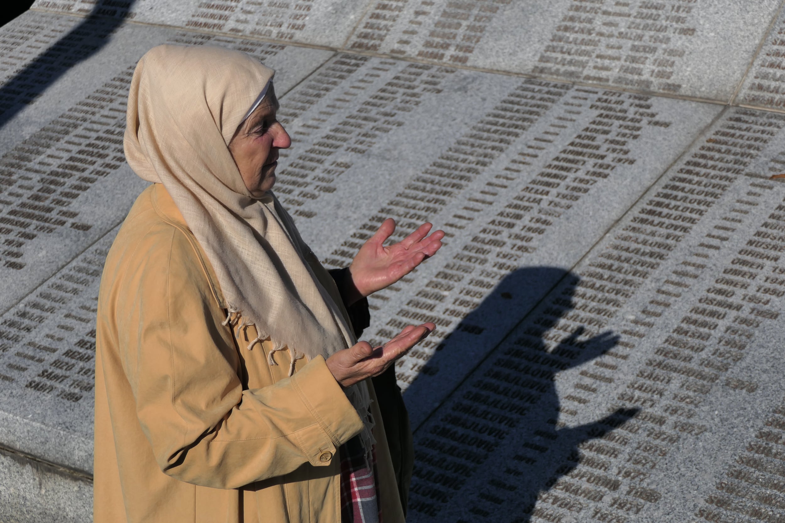 Aisa Omerovic, que perdió a varios familiares en la masacre de Srebrenica, reza ante los nombres de las víctimas