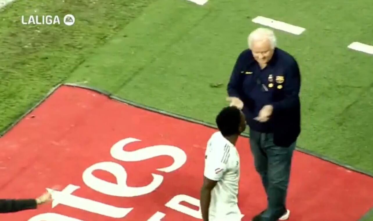 Vinicius Junior y Carles Naval./ ElDesmarque