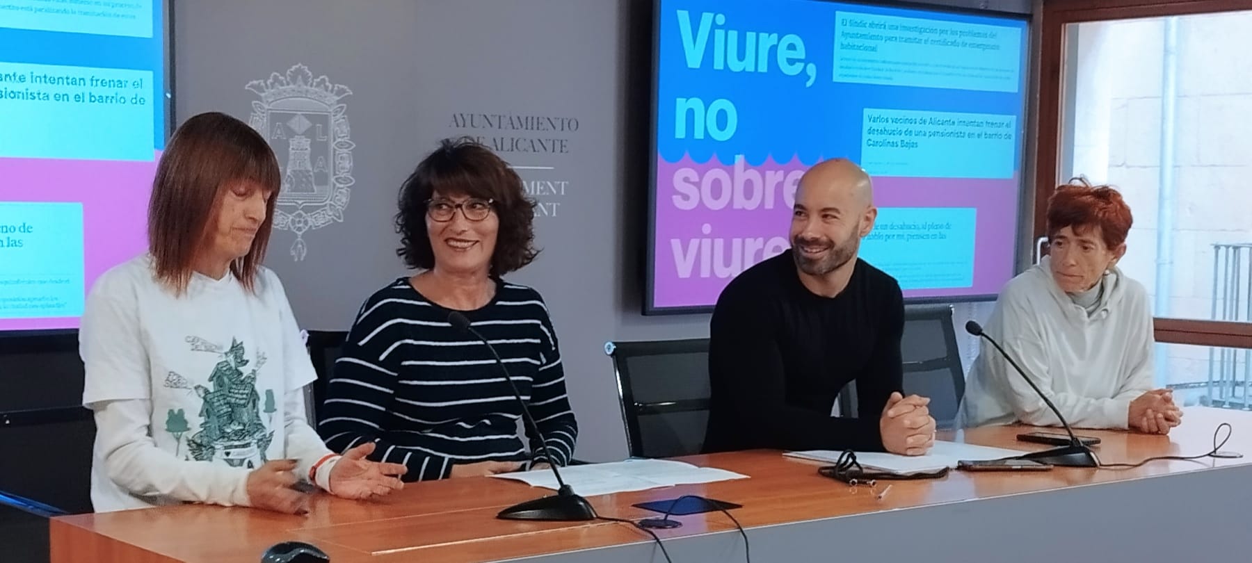 Xavier López junto a las representantes de varias entidades sociales que trabajan con personas en riesgo de desahucio