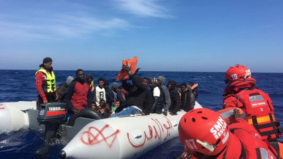 "Entre volver a España o rescatar la patera lo tuvimos claro: giramos rumbo sur a velocidad de crucero"