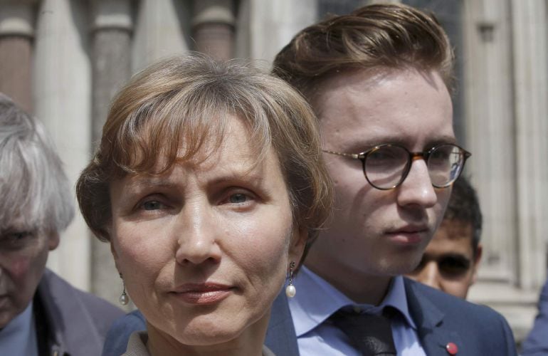 La esposa y el hijo de Litvinenko, a la salida del juicio celebrado en Londres.