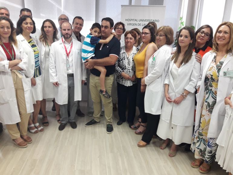 Alejandro, en brazos de su padre, junto a gran parte del equipo que le ha atendido