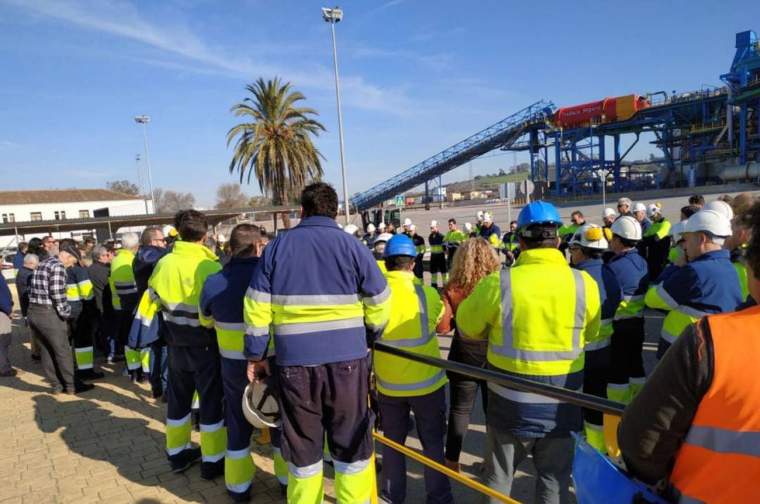 Concentración de los trabajadores de la Azucarera de El Portal tras el accidente laboral 