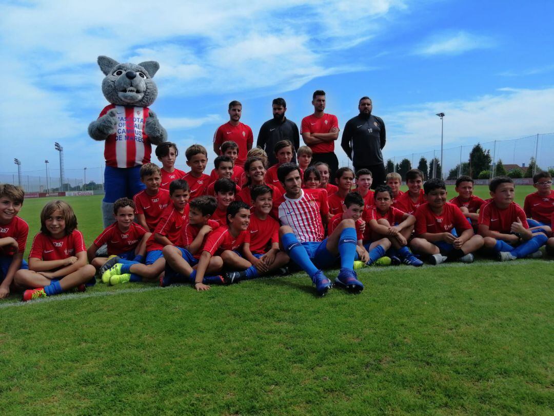 Marc Valiente posa junto a los niños y niñas participantes en el Campus de Mareo.