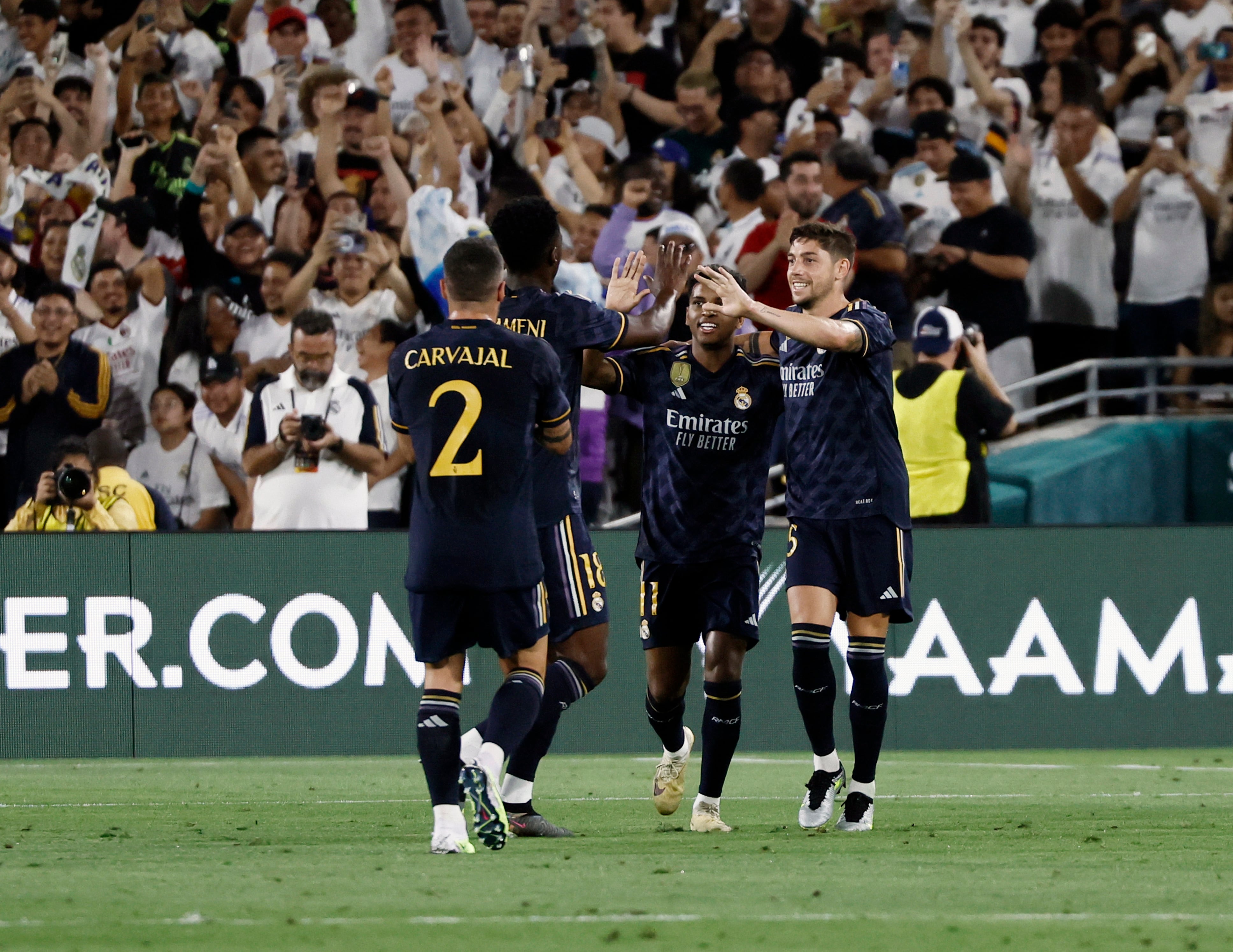 Varios jugadores del Real Madrid celebran uno de los goles de Fede Valverde. EFE/EPA/ETIENNE LAURENT