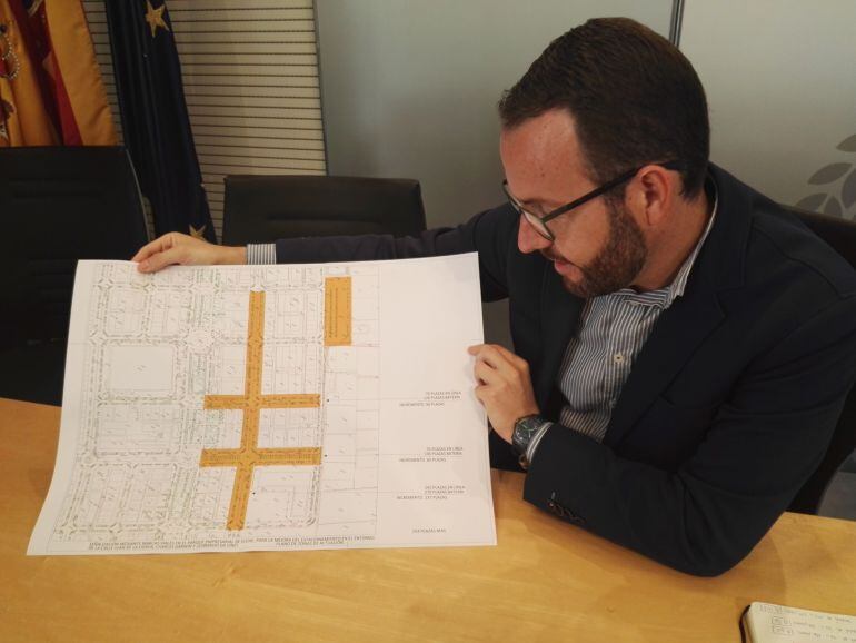 El concejal, Héctor Díez, con el plano donde se va a actuar