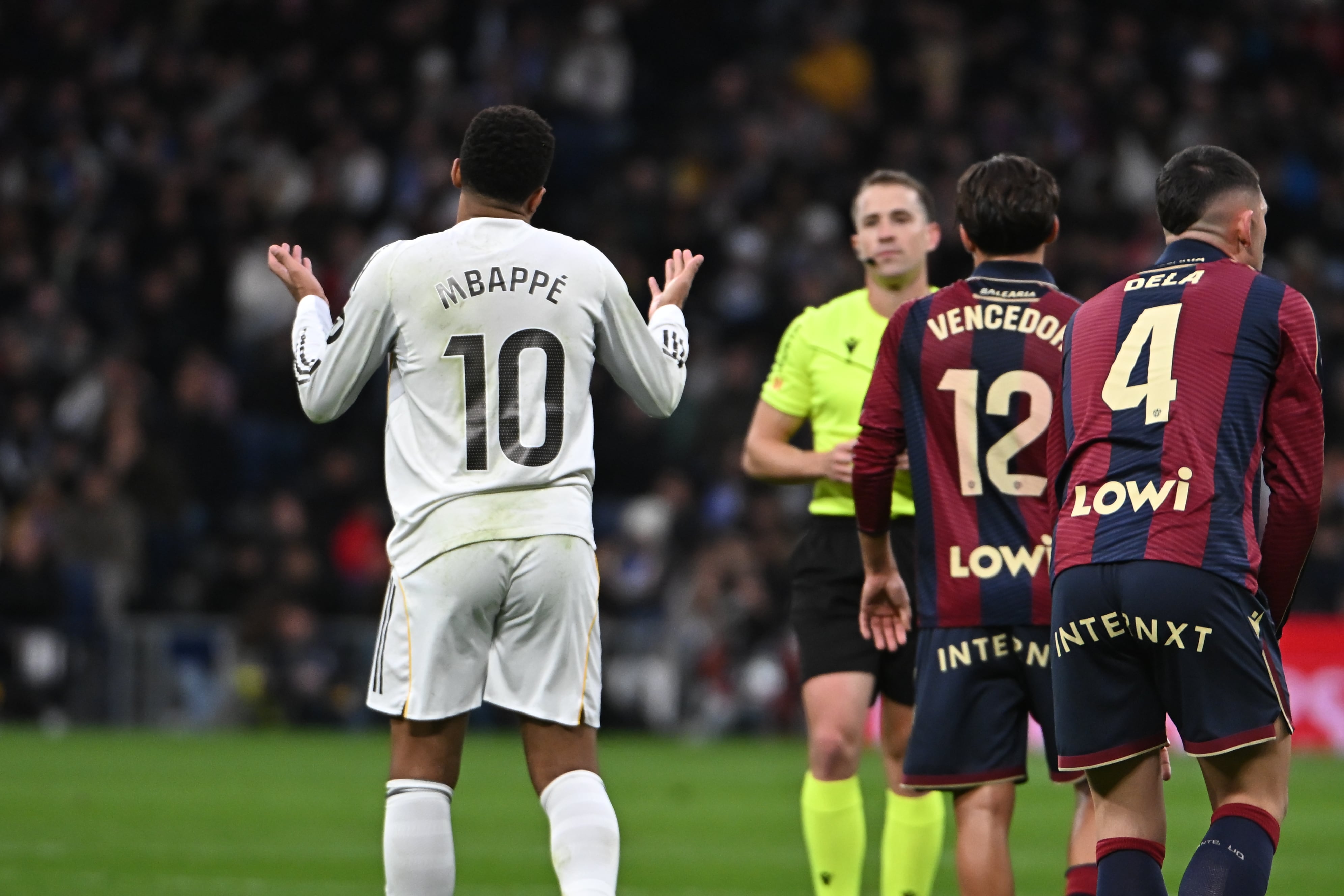 MADRID, 17/01/2026.- El jugador del Real Madrid Kylian Mbappé (i) reacciona durante el partido de LaLiga EA Sports disputado entre el Real Madrid y el Levante UD este sábado en el estadio Santiago Bernabéu de Madrid. EFE/ FERNANDO VILLAR