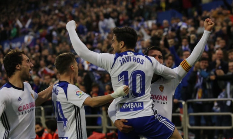 Javi Ros celebra su gol que dio los tres puntos al Real Zaragoza