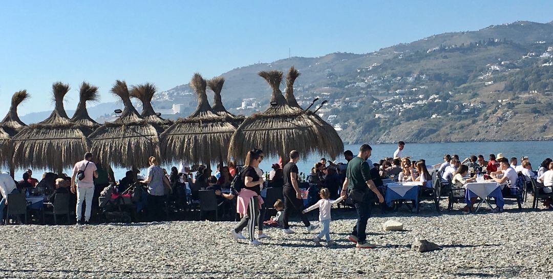 Turistas disfrutando en la playa de Salobreña durante el puente del día de Andalucía