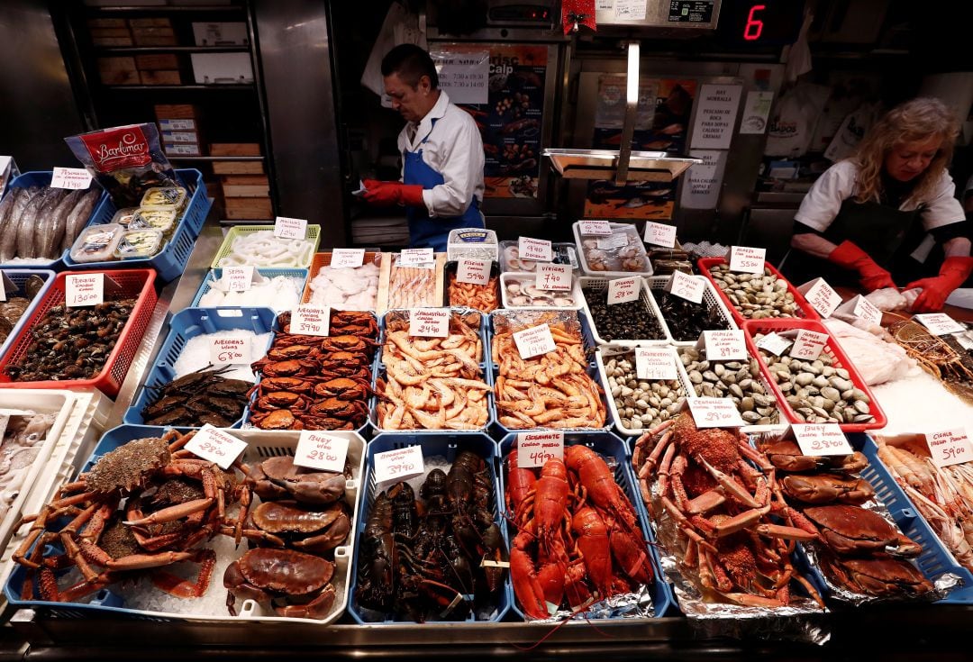 Aspecto que presenta un puesto de venta de pescado en el mercado del Ensanche de Pamplona.