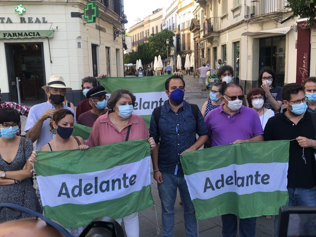 Ángel Cardiel junto a compañeros en la plaza del Arenal