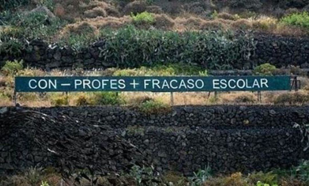 Cartel de la autopista del norte, kilómetro 32. &quot;Con menos profesores, más fracaso escolar&quot;. 