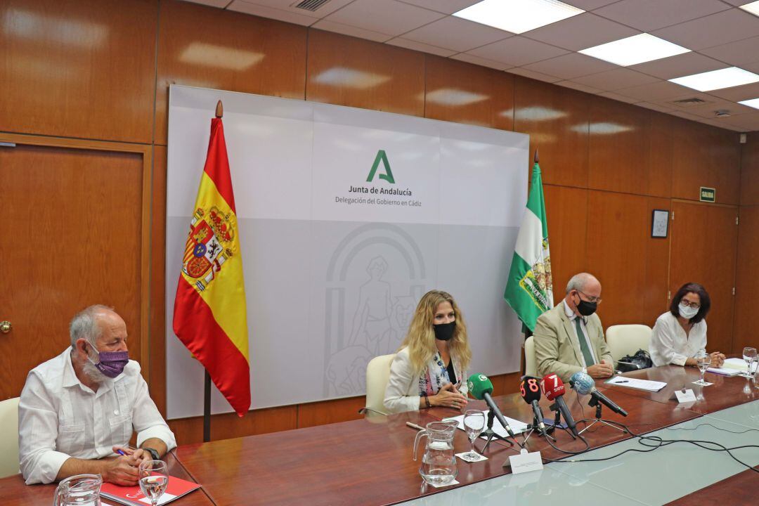 De izquierda a derecha, el secretario general de UGT Cádiz, Antonio Pavón, la delegada territorial de la Junta Ana Mestre, el presidente de la Confederación de Empresarios de Cádiz, Javier Sánchez Rojas y la secretaria provincial de Cádiz, Lola Rodríguez