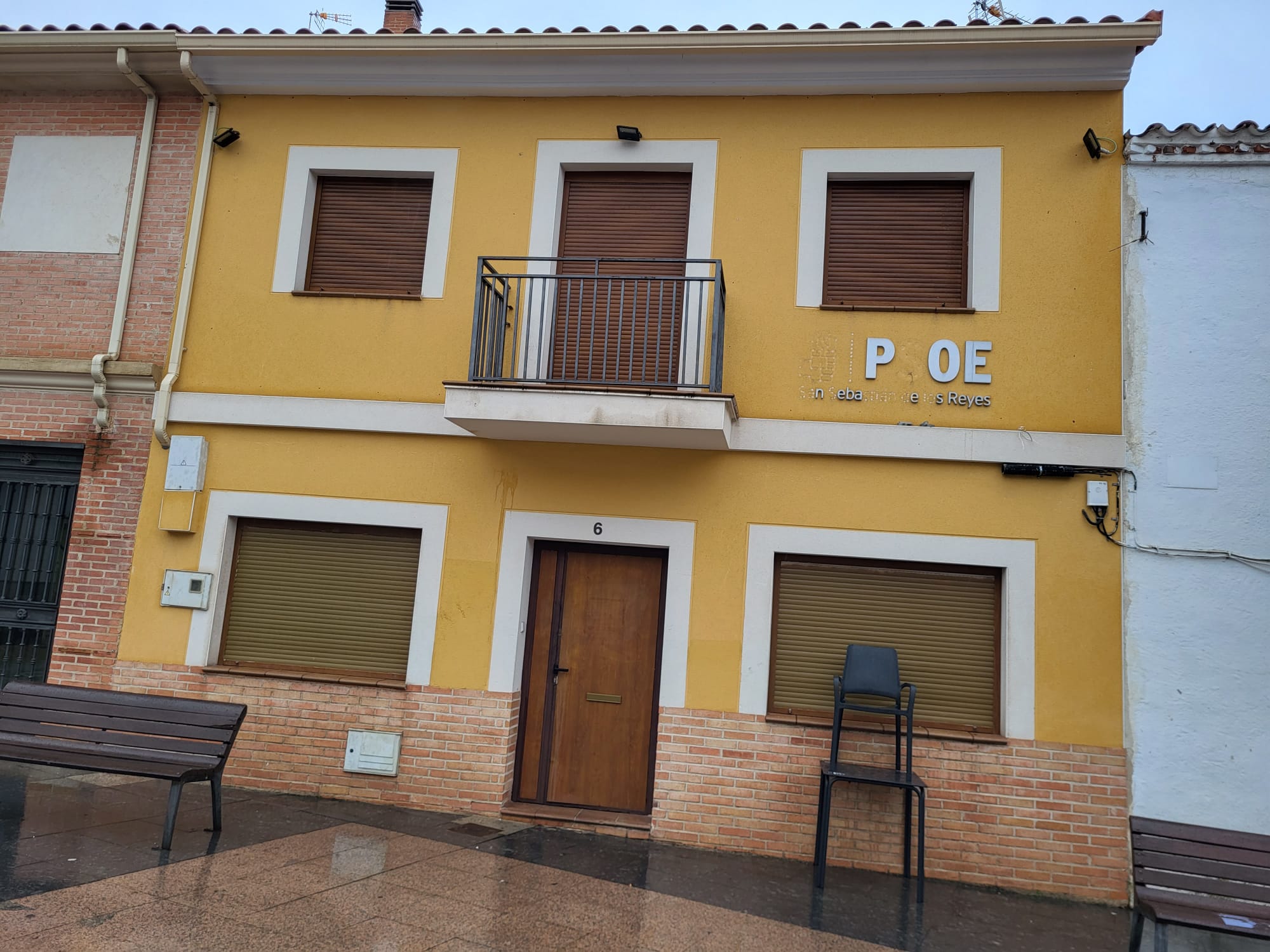 Fachada de la sede del PSOE de San Sebastián de los Reyes tras ser vandalizada