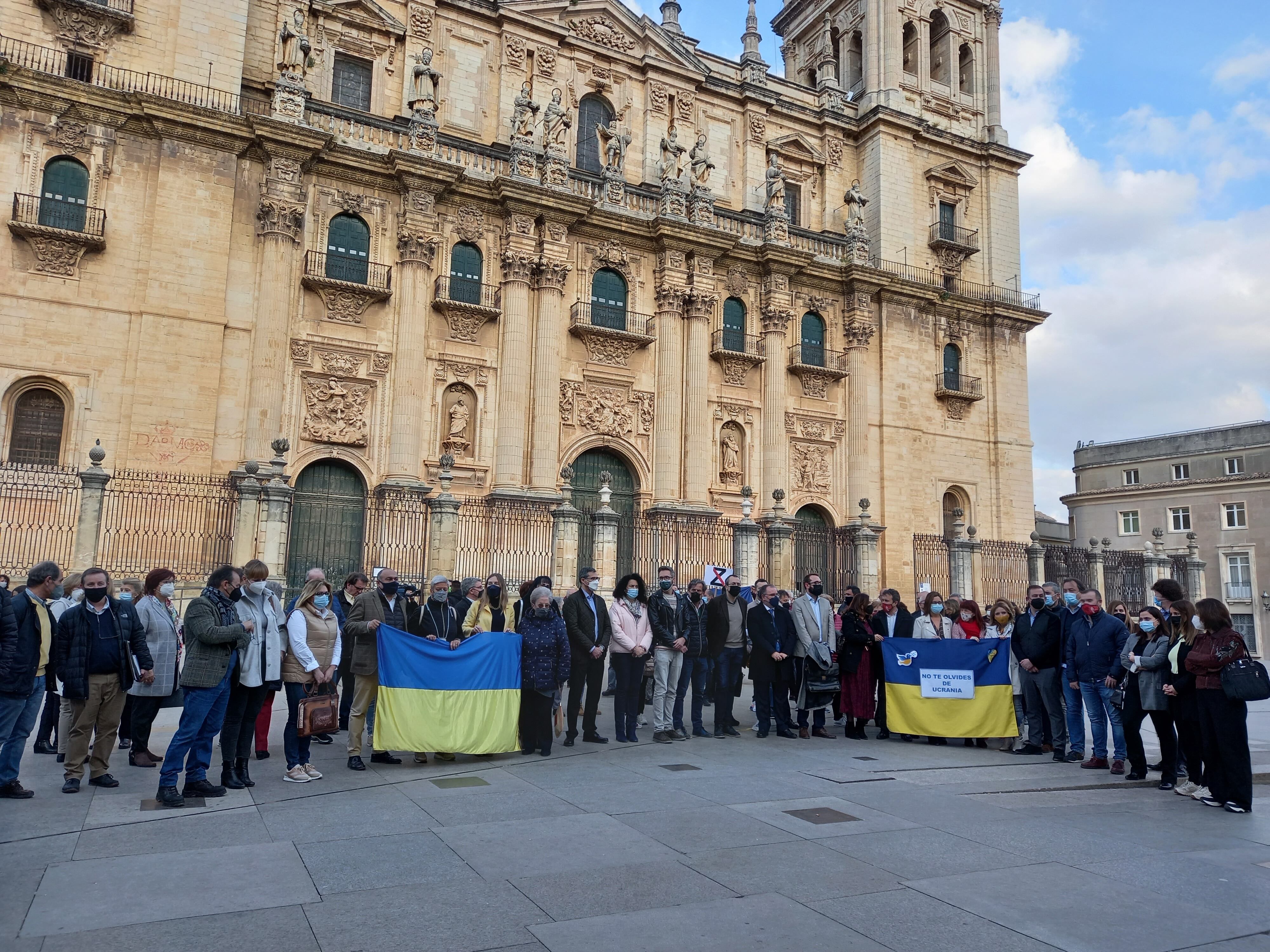 Asistentes a la concentración este jueves en apoyo a Ucrania.