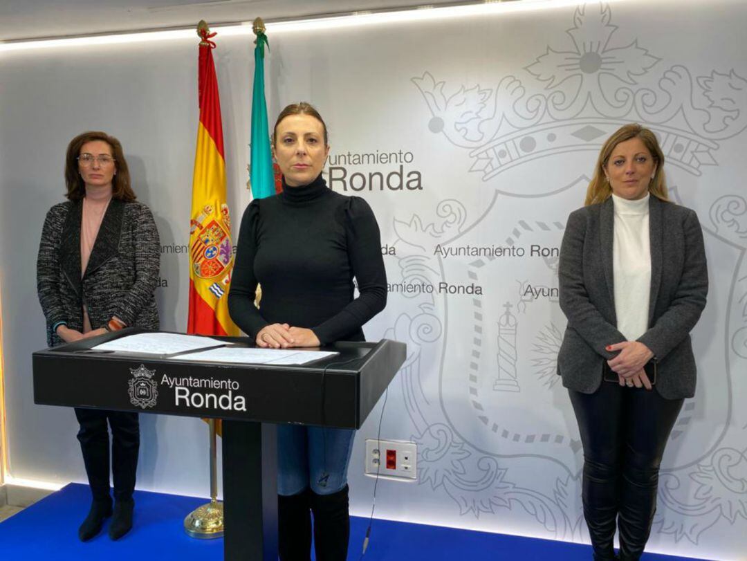 La alcaldesa, Mari Paz Fernández, acompañada de las concejales de Asuntos Sociales y Economía