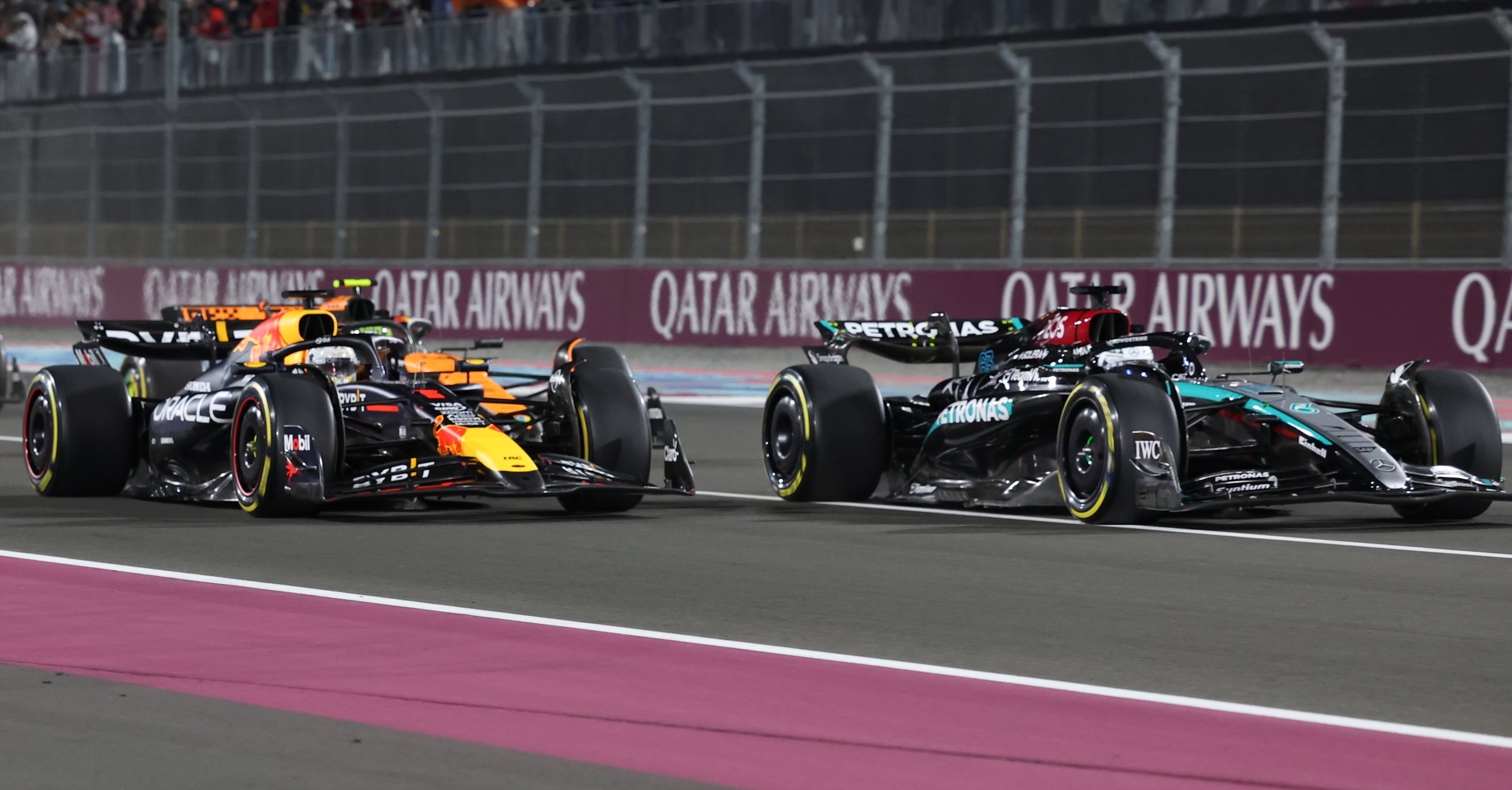 George Russell y Max Verstappen durante el GP de Qatar 2024