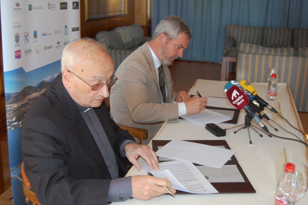 el presidente de la Autoridad Portuaria, José García Fuentes, firma convenio con el delegado episcopal de la Archidiócesis de Granada, Manuel Reyes